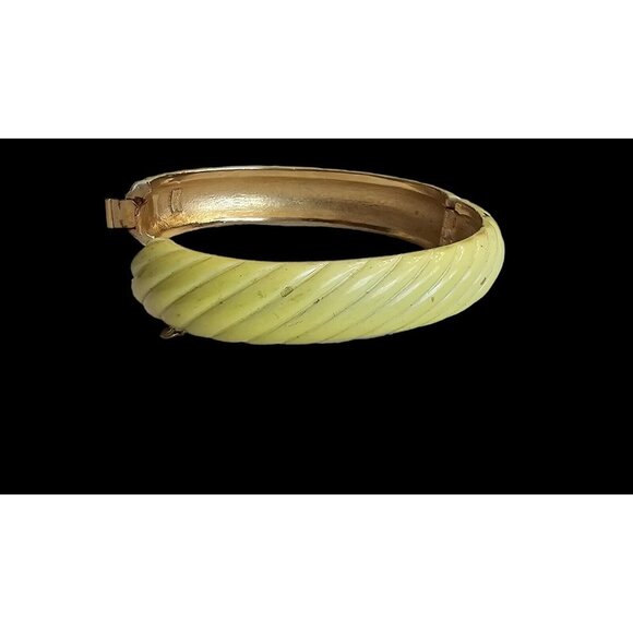 TRIFARI CANARY YELLOW ENAMEL HINGED BANGLE BRACELET 1960s Vintage 7" EUC RARE - Picture 4 of 16